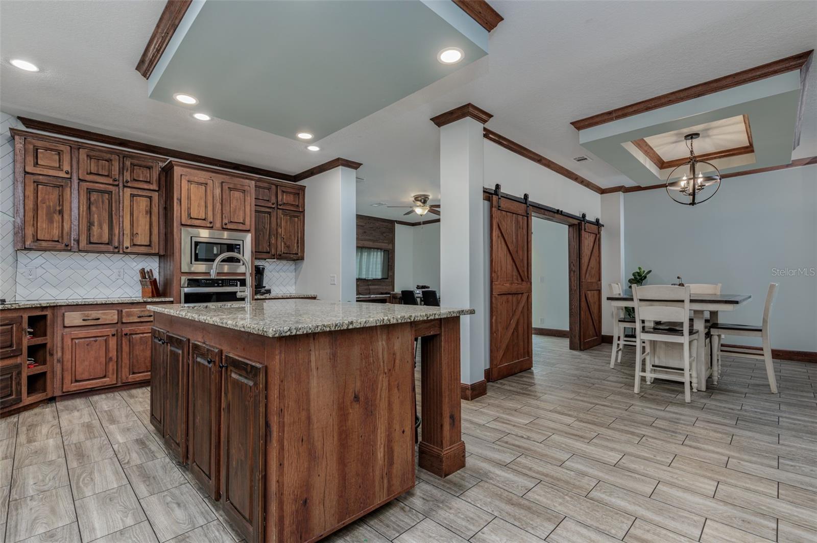 Listing photo id 12 for 7453 Maxwell Point