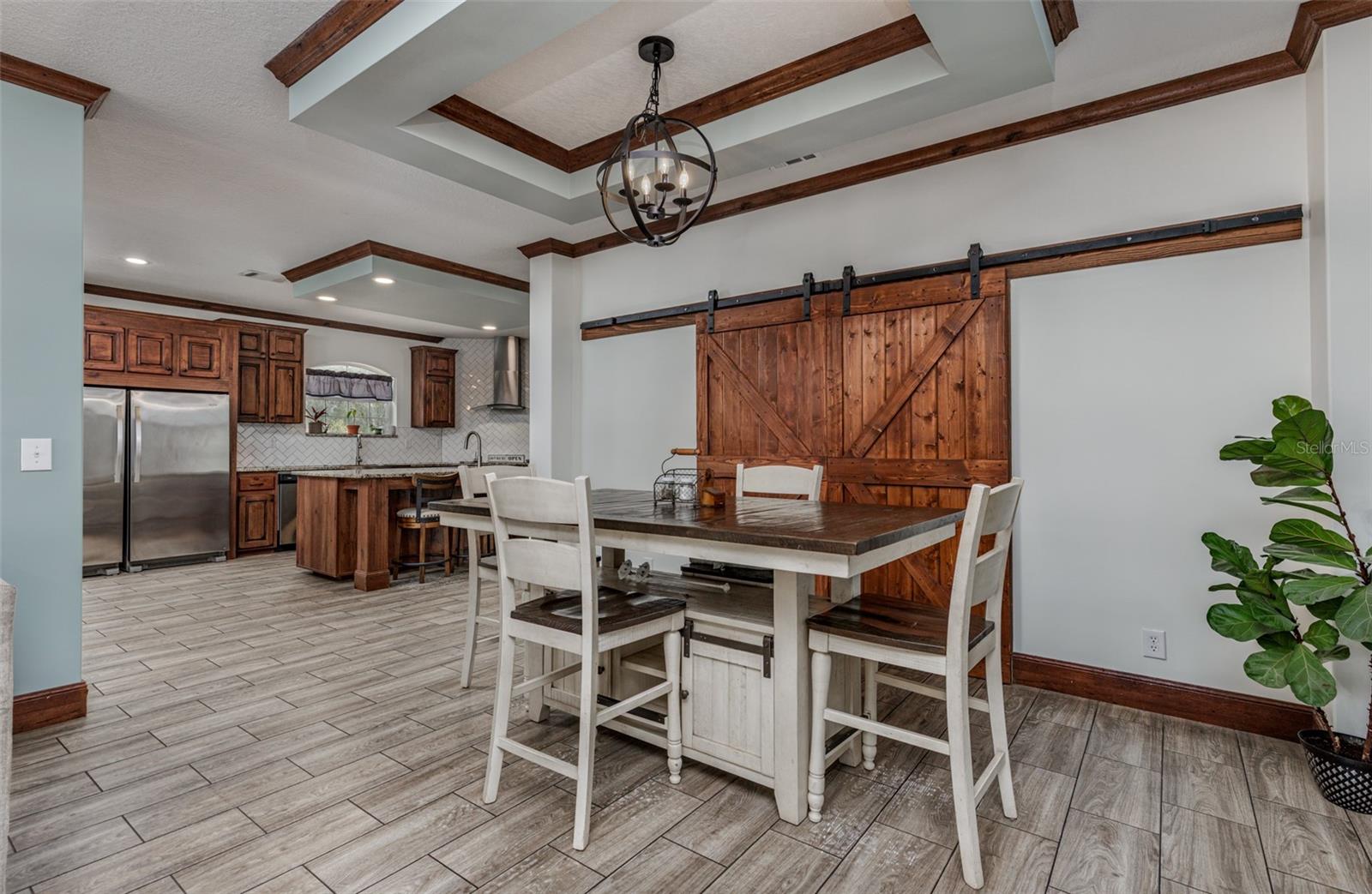 Listing photo id 14 for 7453 Maxwell Point