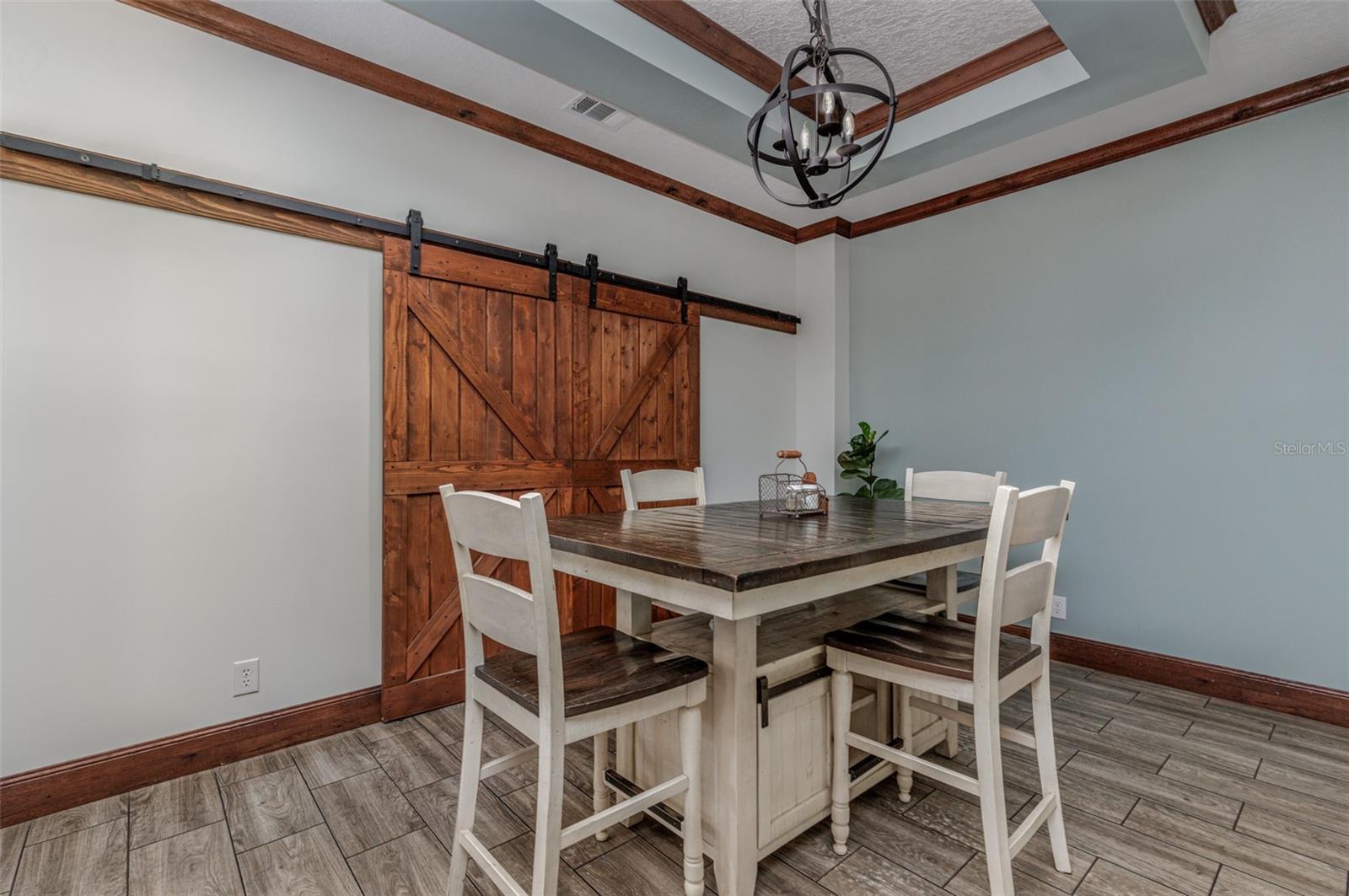 Listing photo id 15 for 7453 Maxwell Point