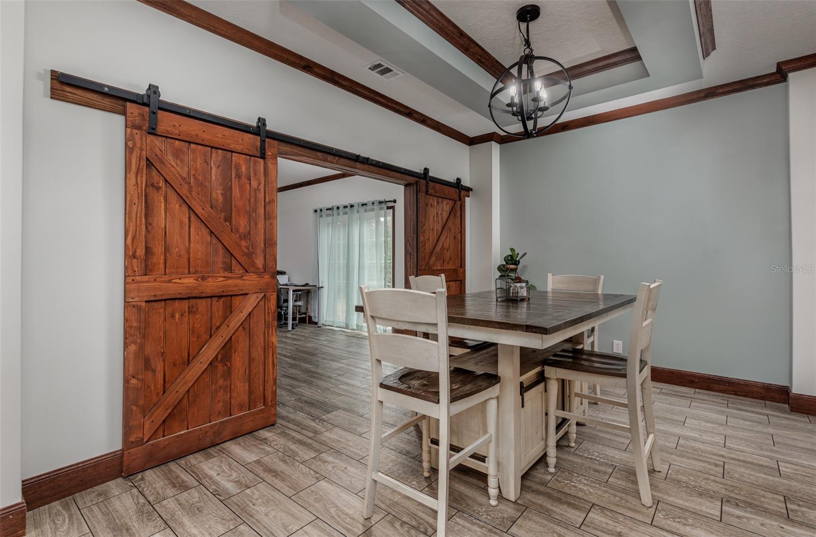 Listing photo id 16 for 7453 Maxwell Point