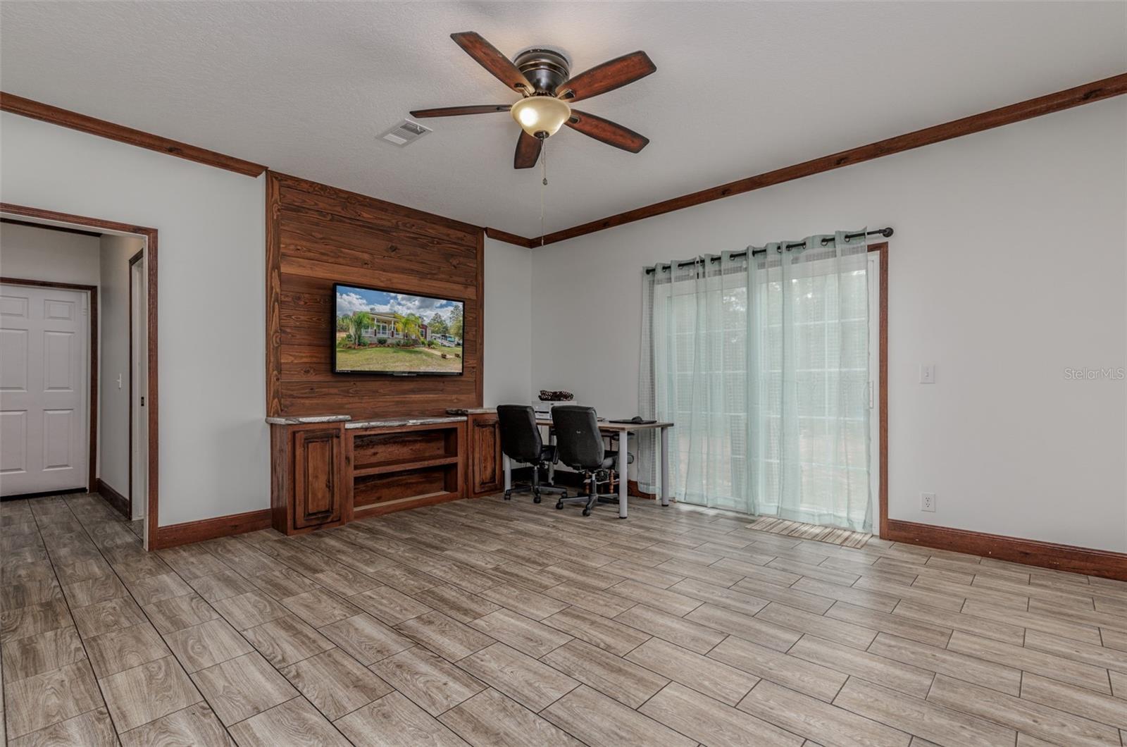Listing photo id 17 for 7453 Maxwell Point