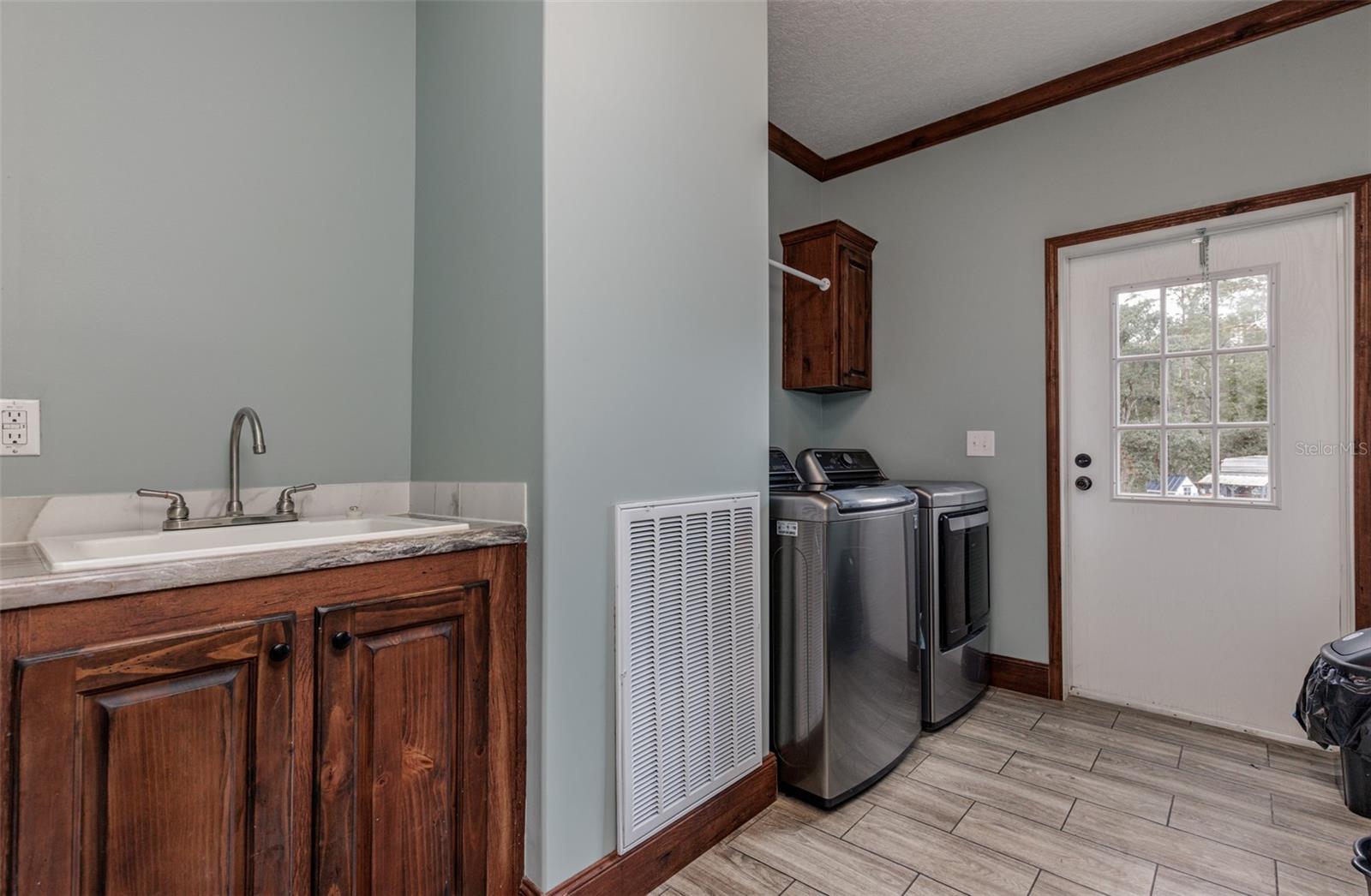 Listing photo id 21 for 7453 Maxwell Point