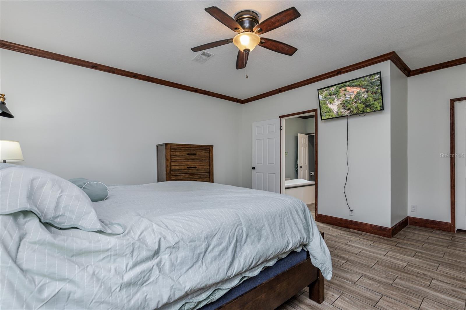 Listing photo id 24 for 7453 Maxwell Point