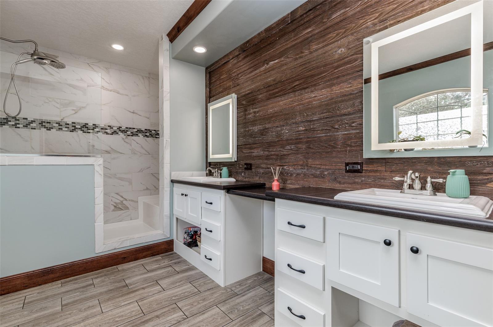 Listing photo id 25 for 7453 Maxwell Point