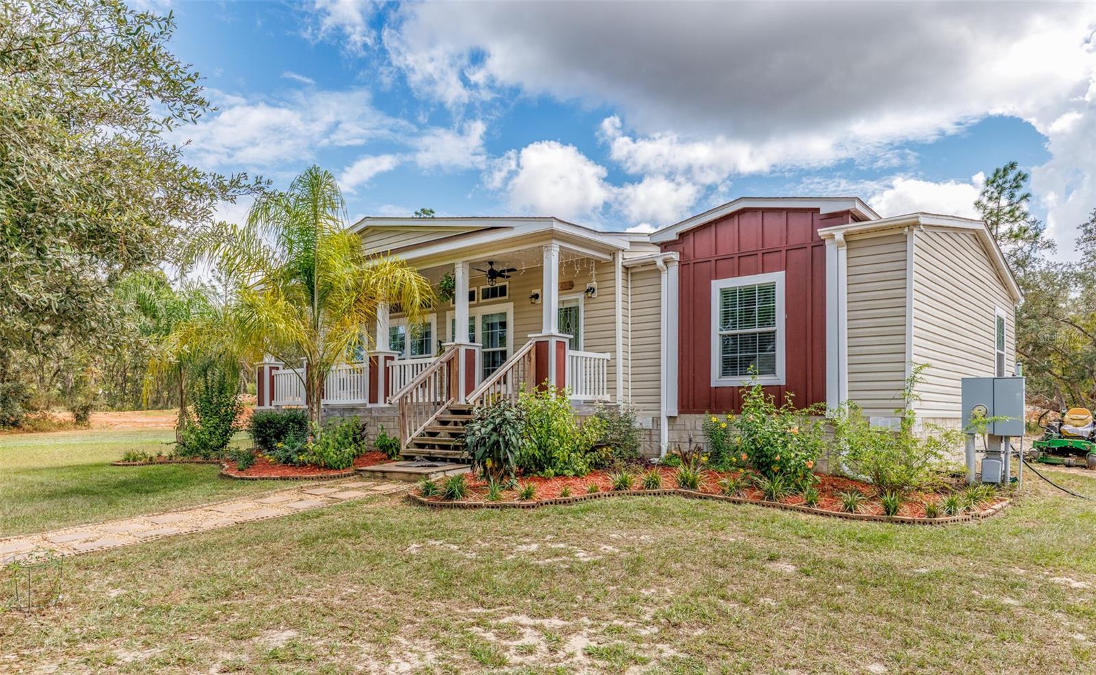 Listing photo id 1 for 7453 Maxwell Point