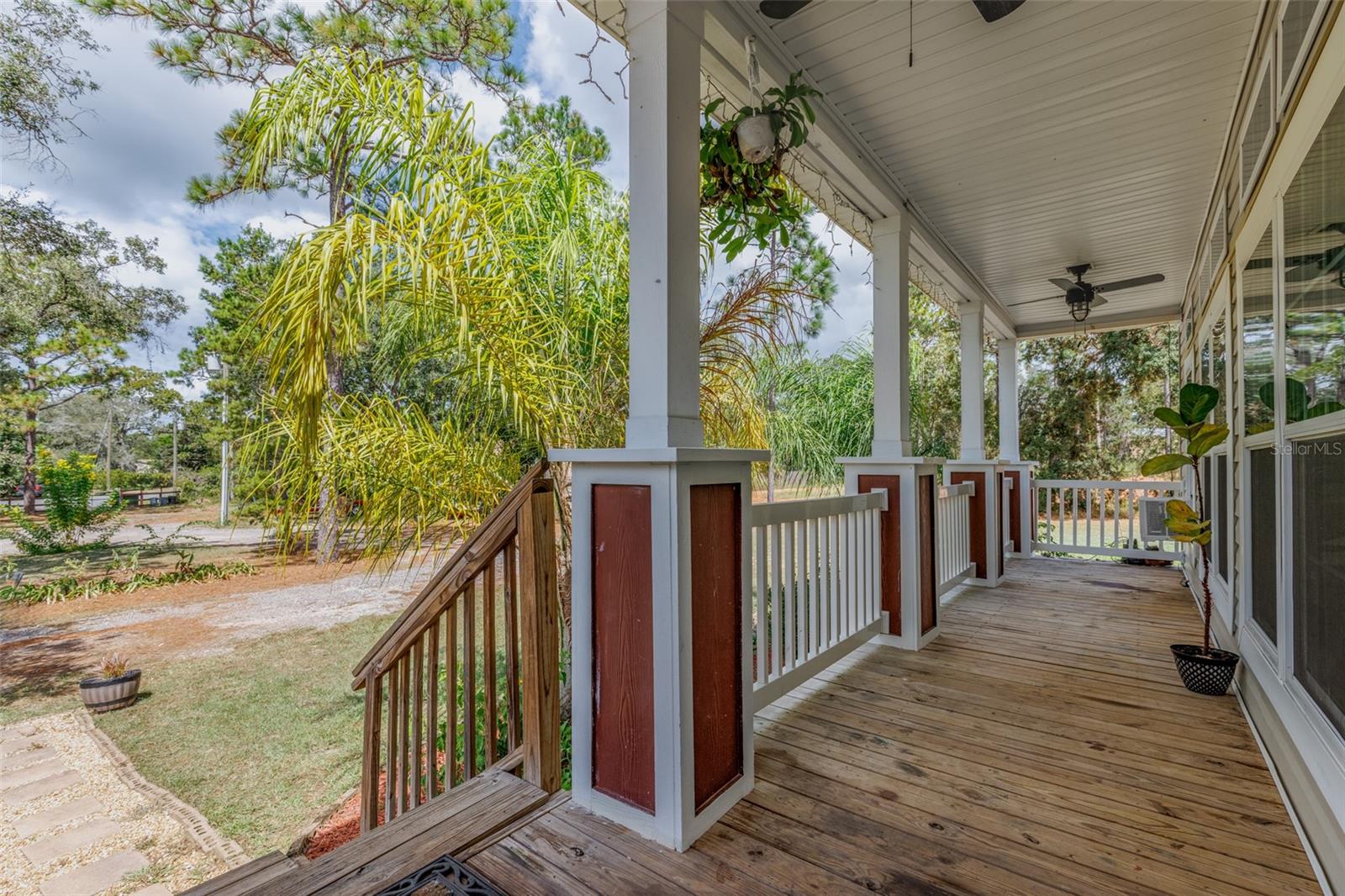 Listing photo id 3 for 7453 Maxwell Point