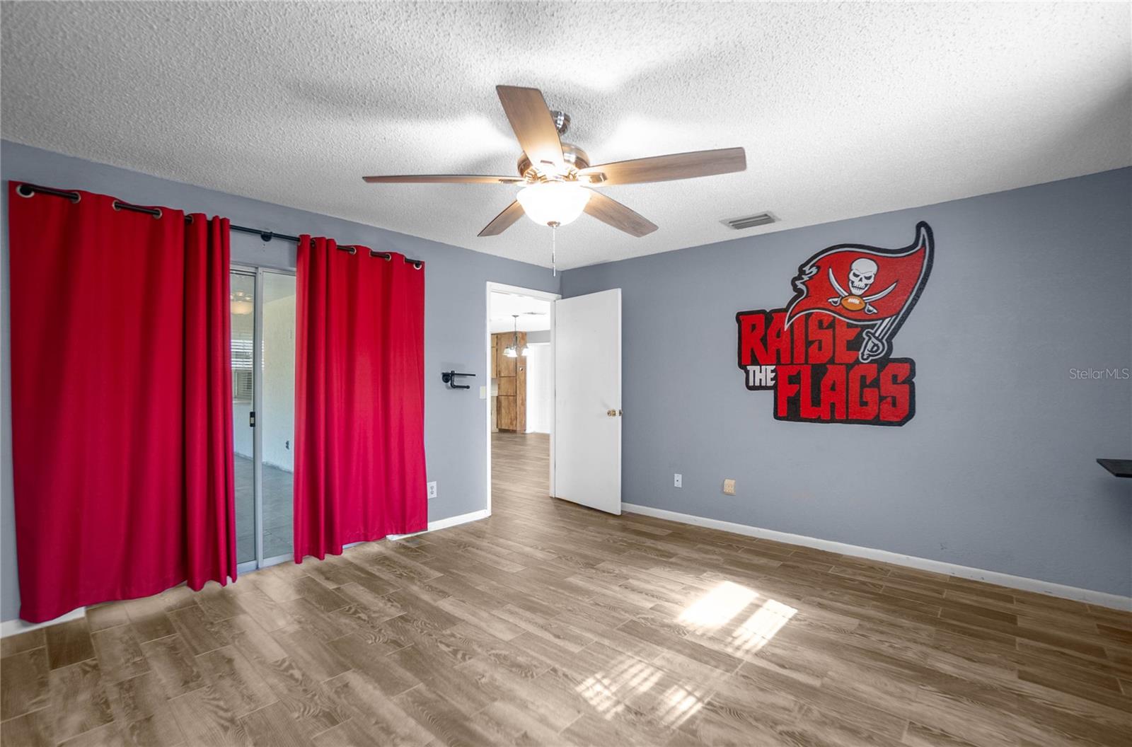 Image 14 of 41 For 220 Braemar Drive