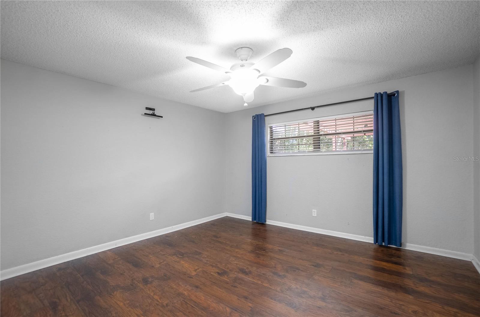 Image 17 of 41 For 220 Braemar Drive