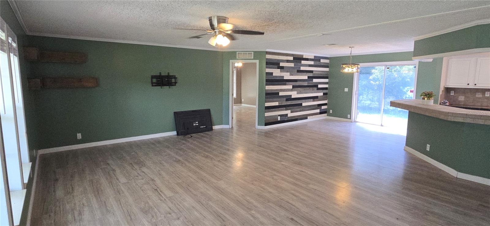 Listing photo id 2 for 2476 Wright Point