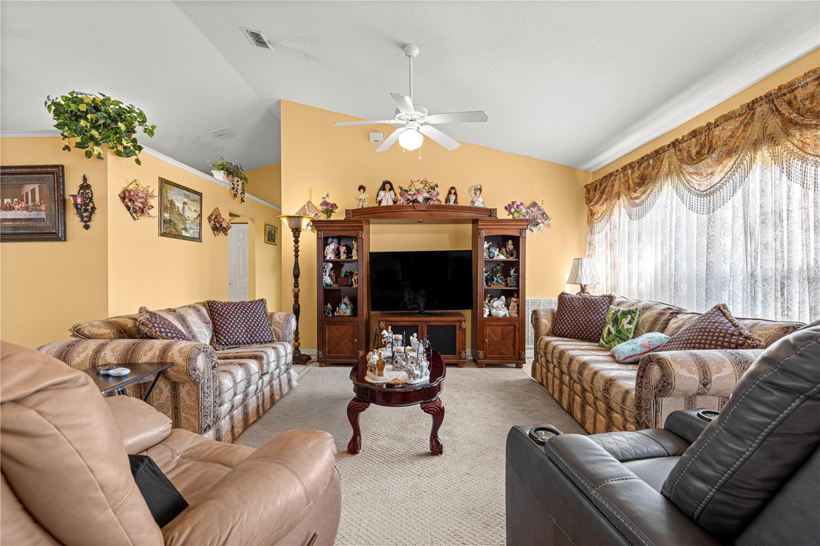 Image 13 of 39 For 416 Marion Oaks Lane