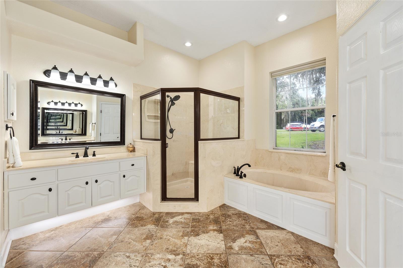 Image 18 of 63 For 829 36th Lane