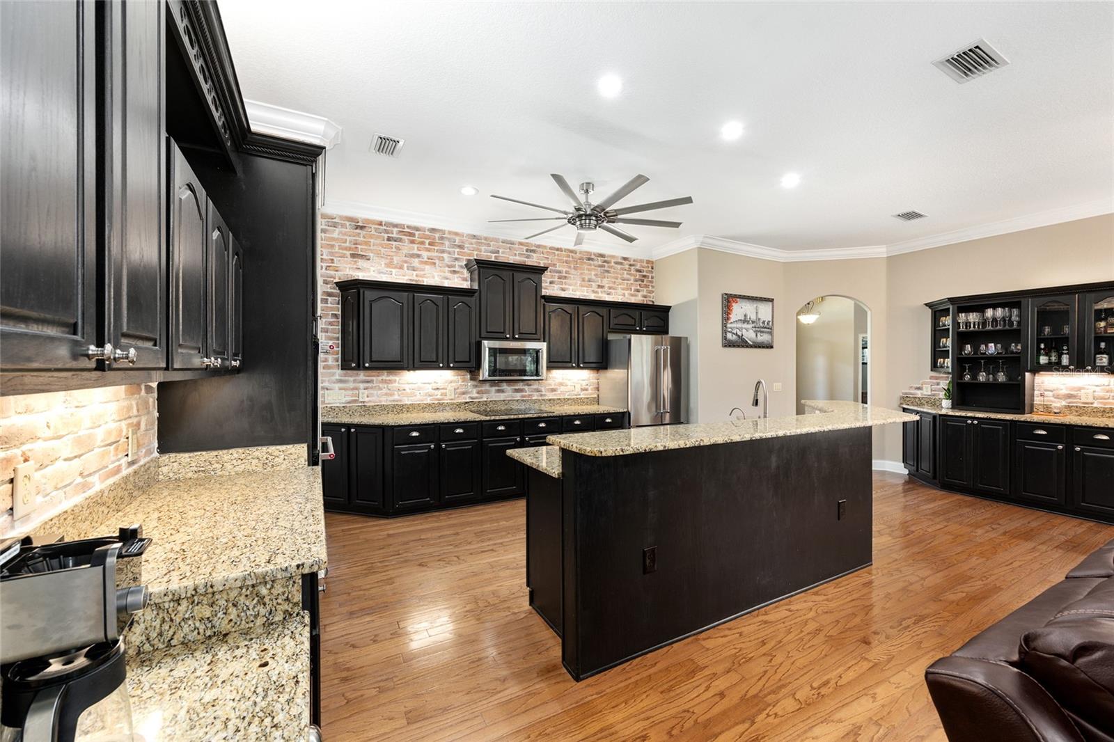 Image 22 of 63 For 829 36th Lane
