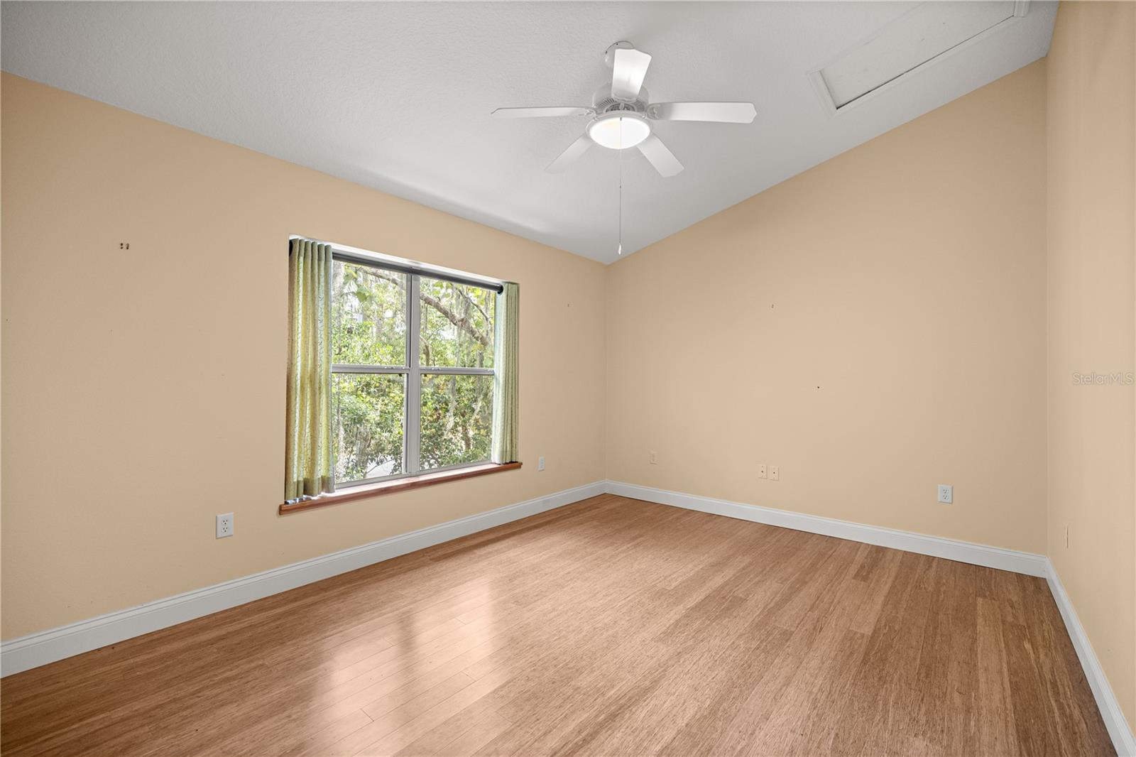Listing photo id 31 for 12144 Goldendale Avenue
