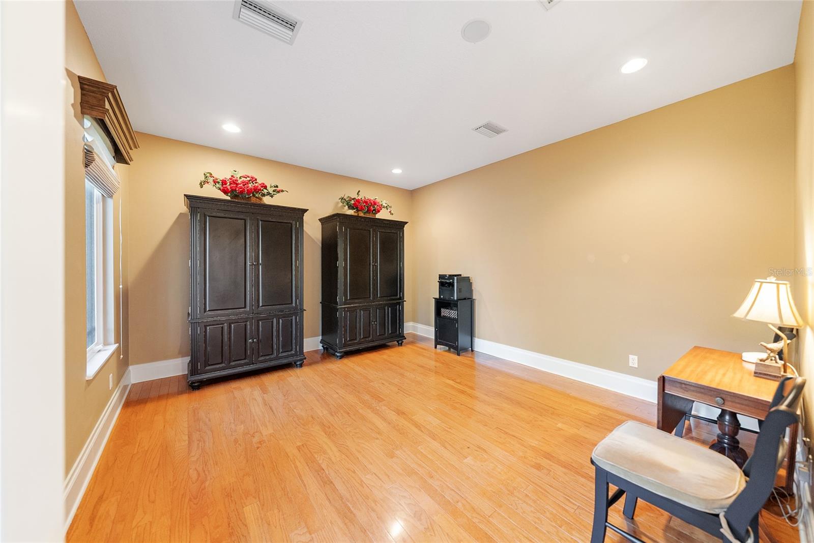 Listing photo id 17 for 4160 Bonanza Drive