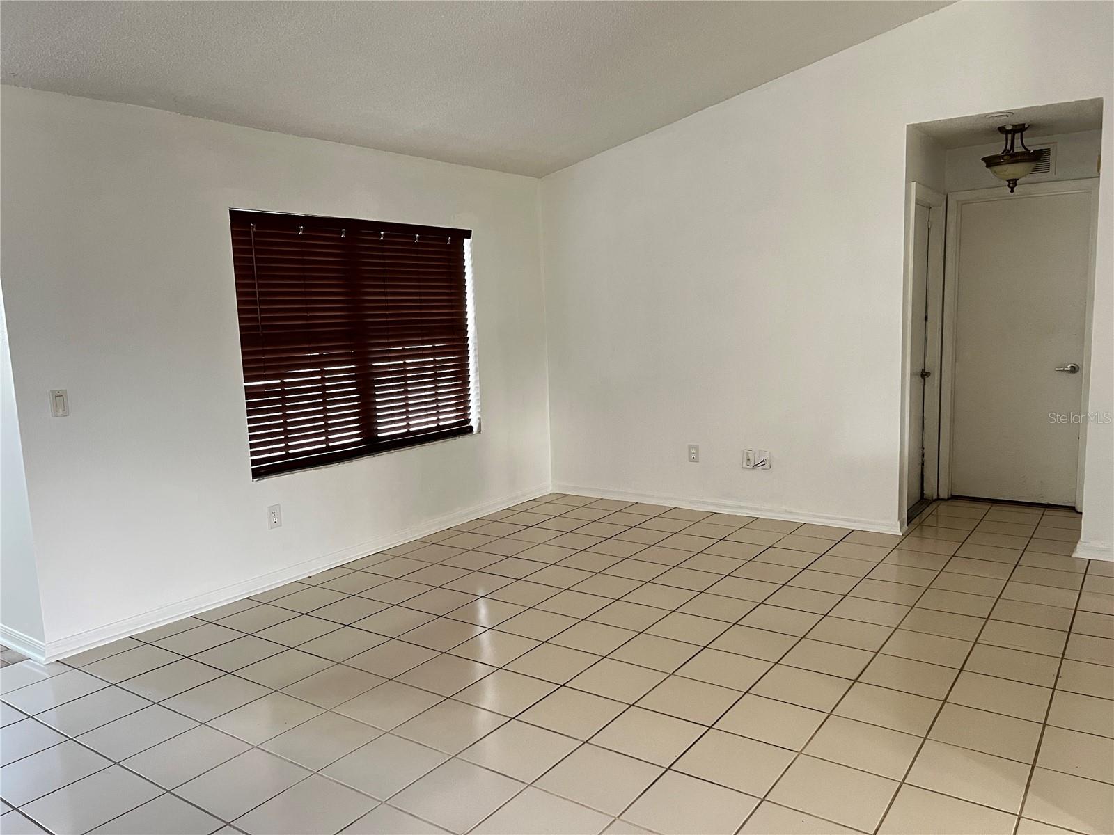 Image 3 of 9 For 304 Oak Lane Track