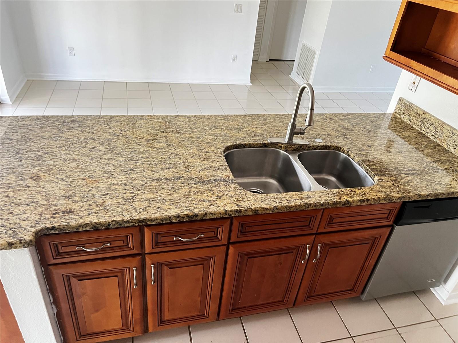 Image 6 of 9 For 304 Oak Lane Track