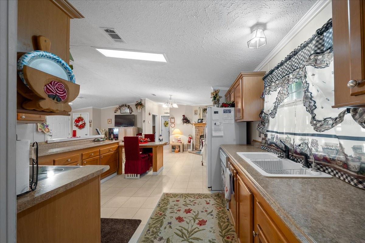 Image 37 of 52 For 16651 42nd Loop