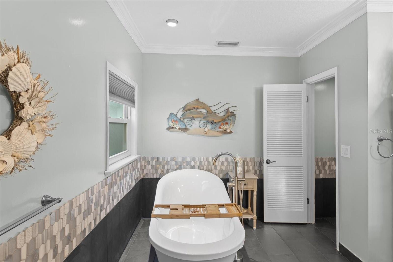Listing photo id 11 for 6985 Riverbend Road