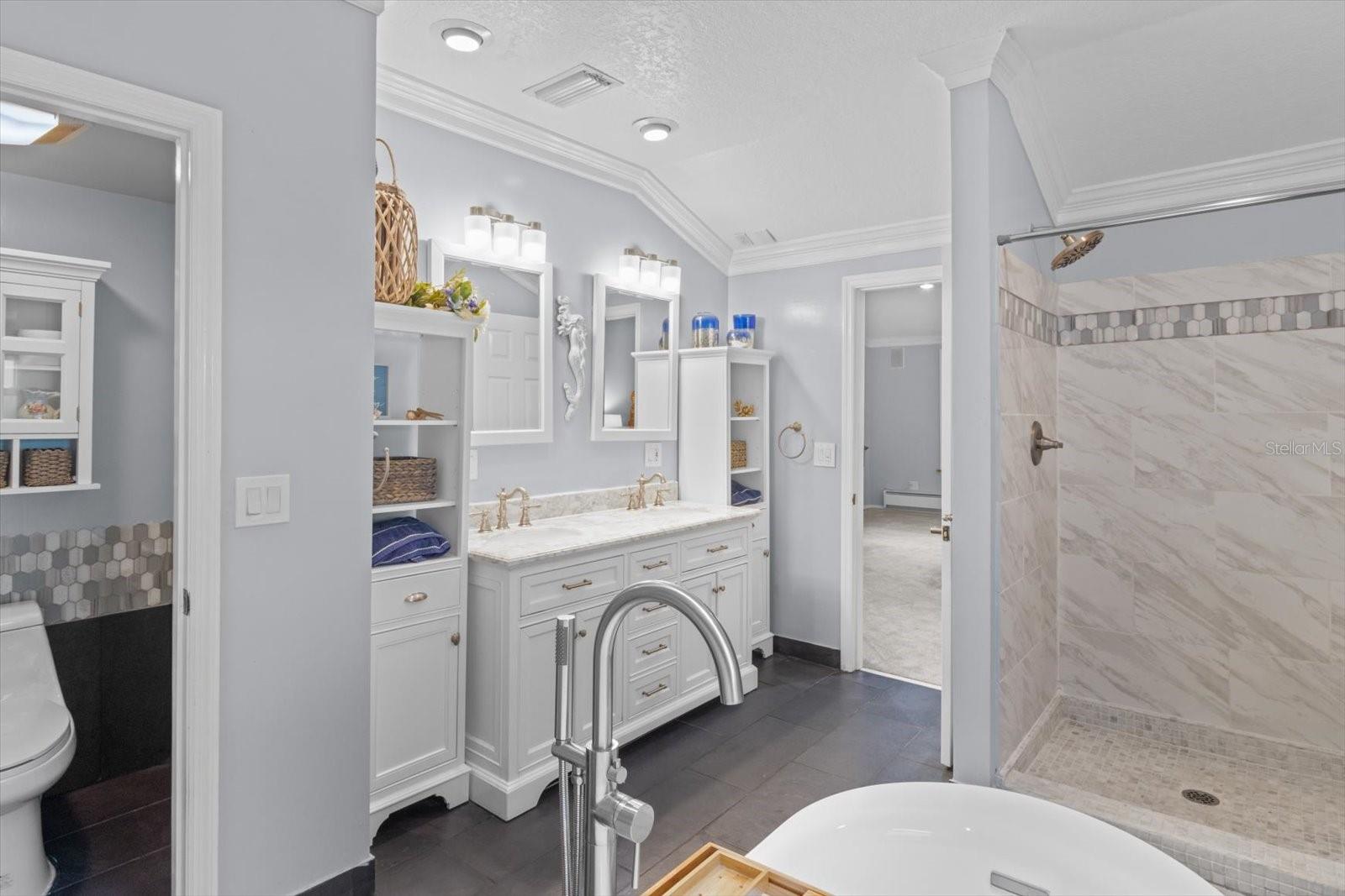 Listing photo id 12 for 6985 Riverbend Road