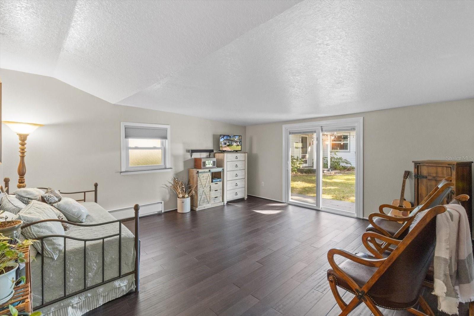 Listing photo id 13 for 6985 Riverbend Road