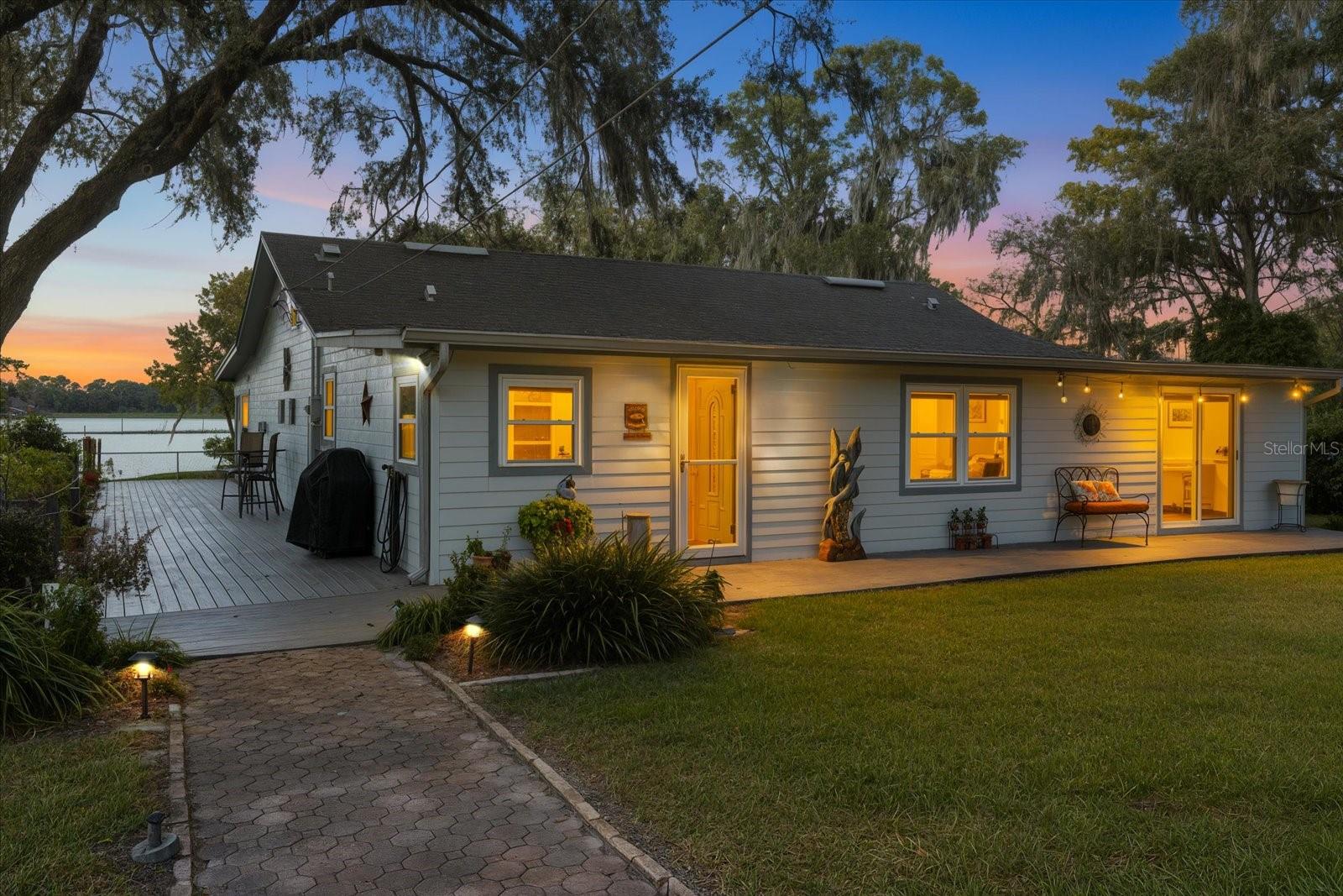 Listing photo id 0 for 6985 Riverbend Road