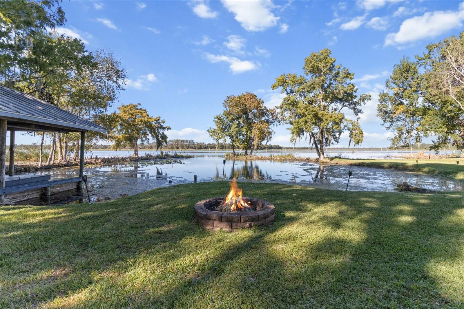 Listing photo id 29 for 6985 Riverbend Road