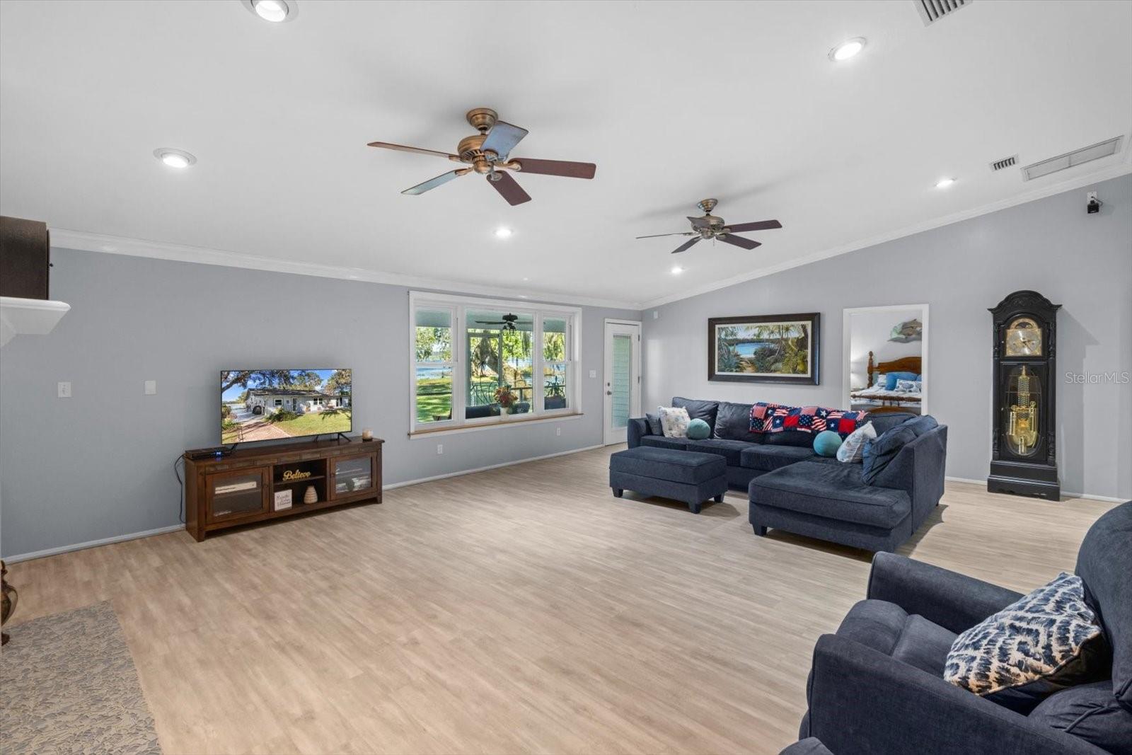 Listing photo id 3 for 6985 Riverbend Road