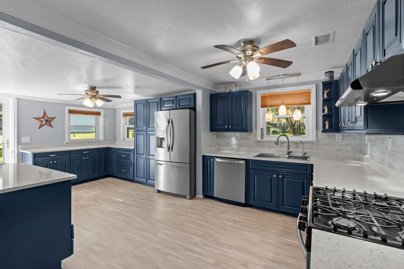 Listing photo id 4 for 6985 Riverbend Road