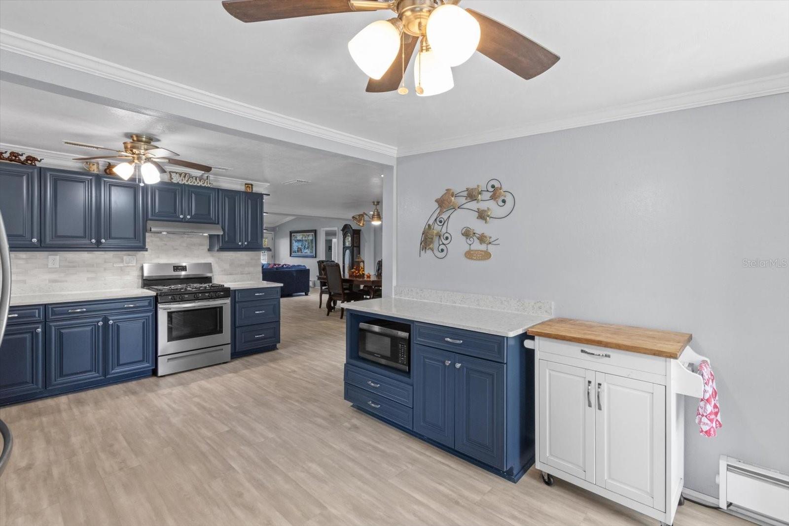 Listing photo id 5 for 6985 Riverbend Road