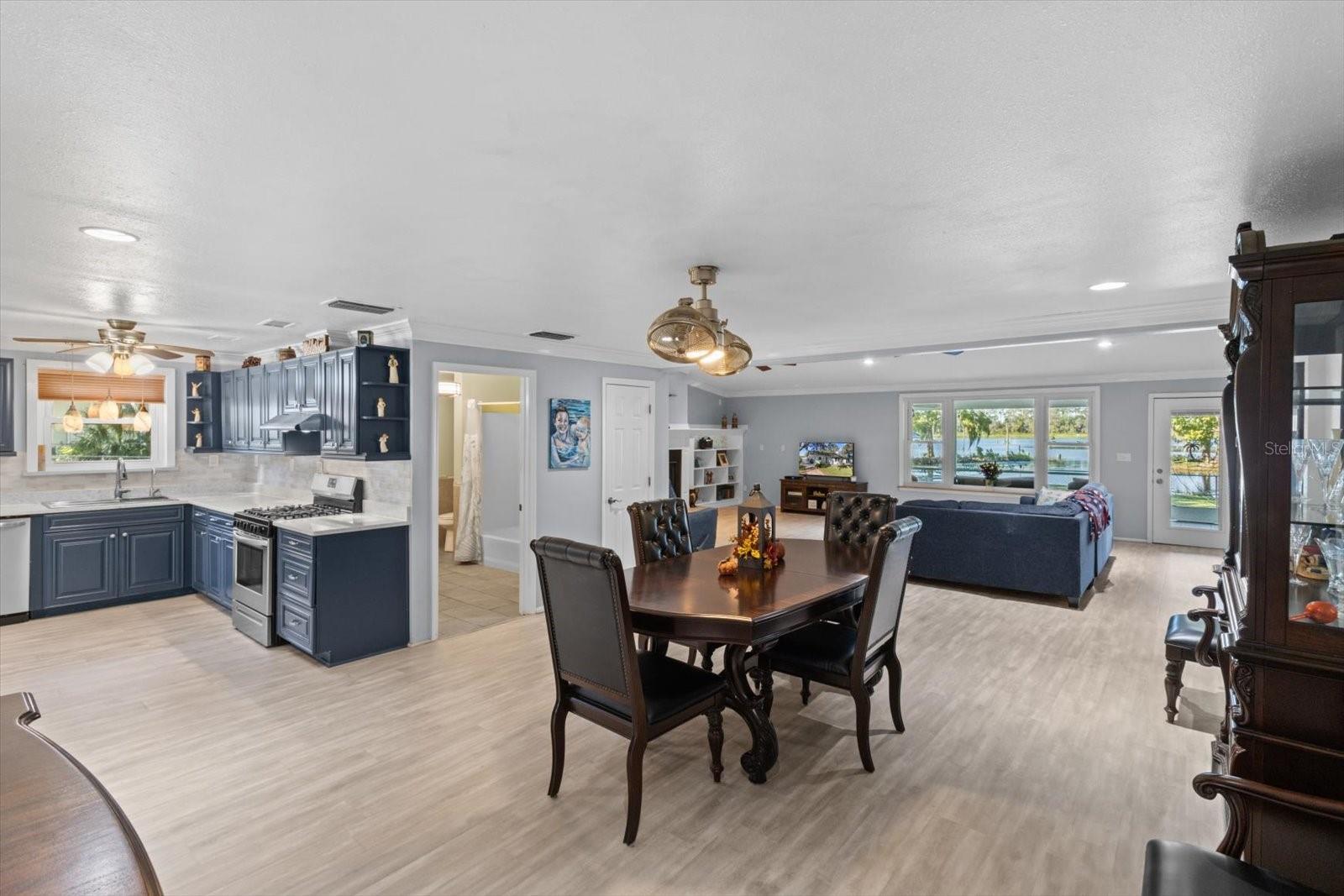 Listing photo id 6 for 6985 Riverbend Road
