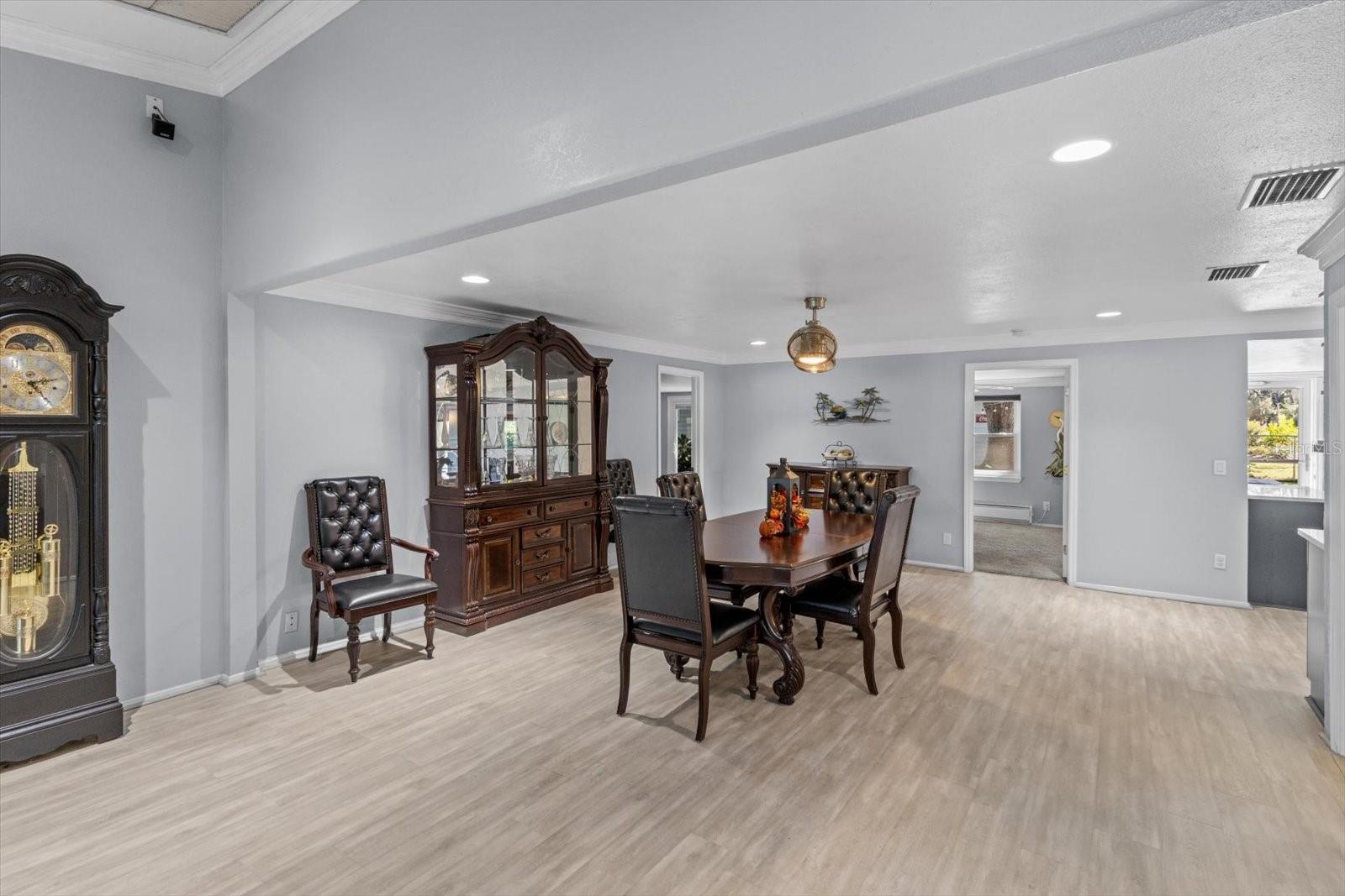 Listing photo id 7 for 6985 Riverbend Road
