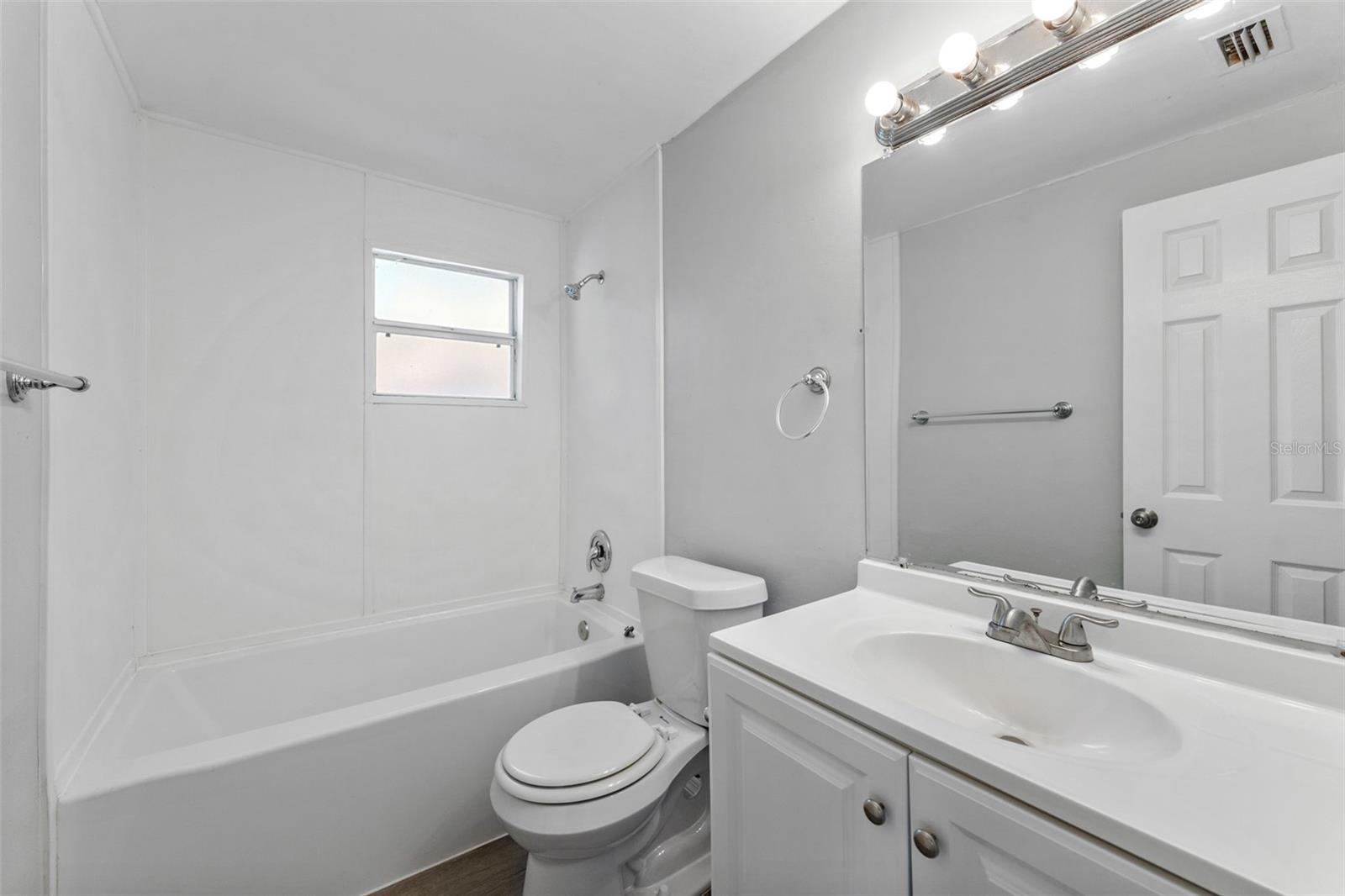 Listing photo id 8 for 809 17th Avenue S