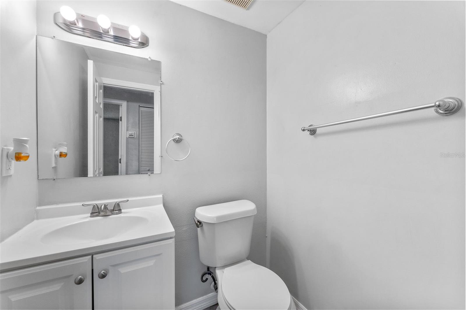 Listing photo id 11 for 809 17th Avenue S