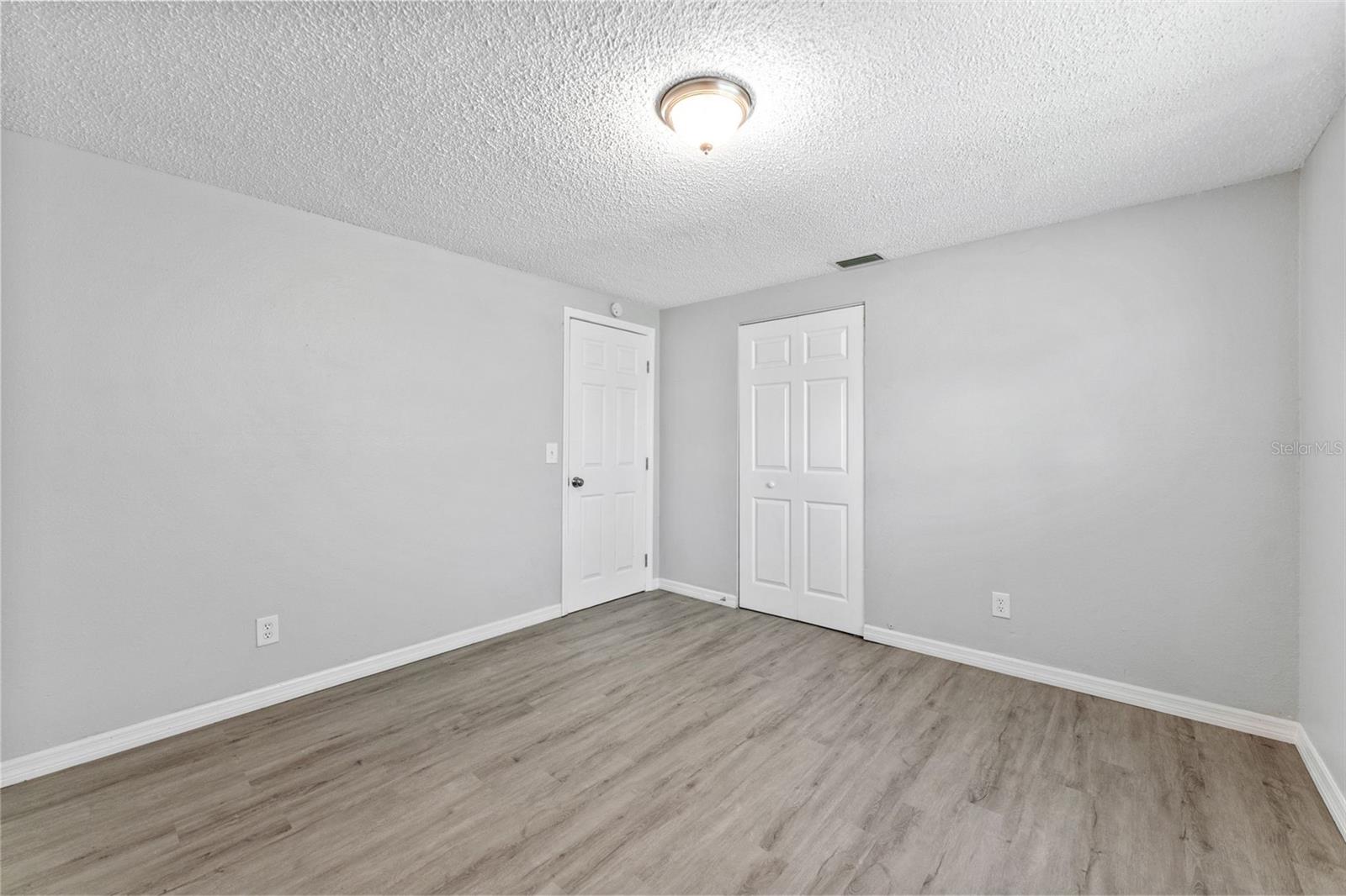 Listing photo id 12 for 809 17th Avenue S