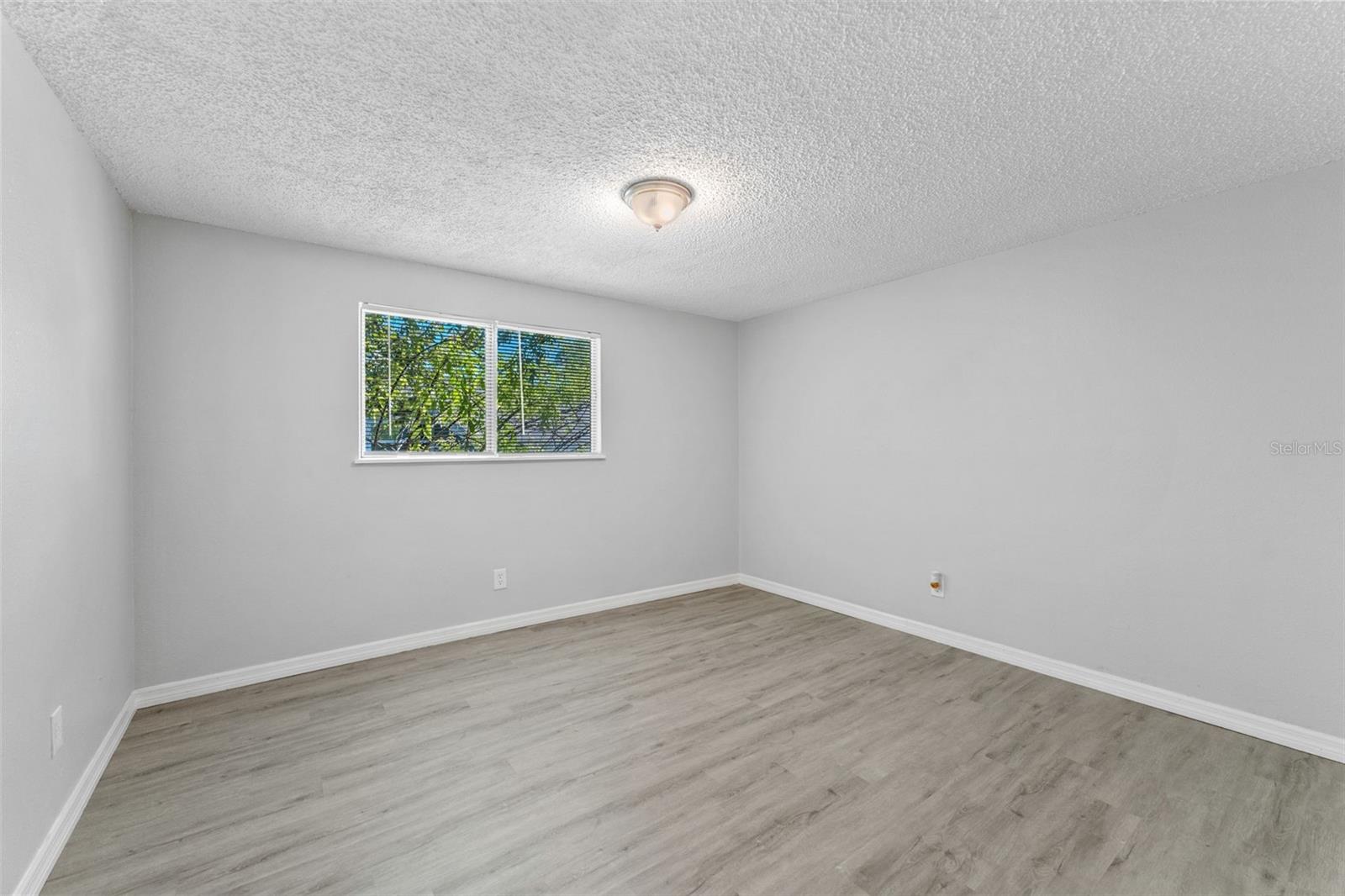 Listing photo id 13 for 809 17th Avenue S