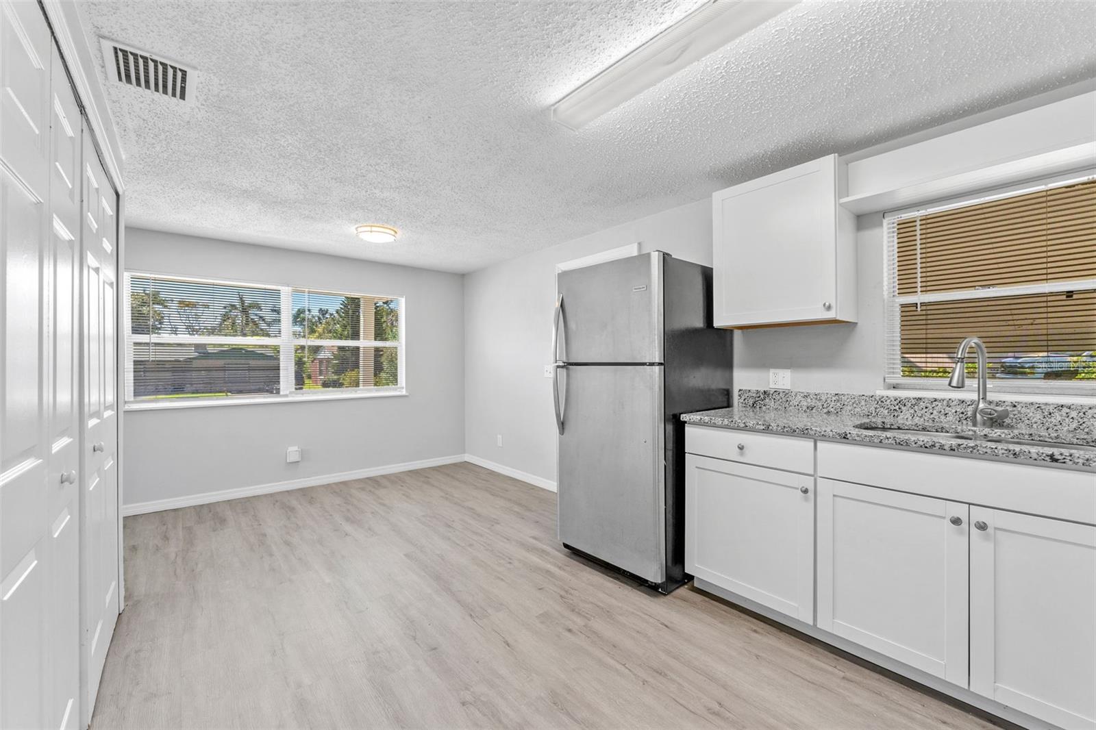 Listing photo id 5 for 809 17th Avenue S