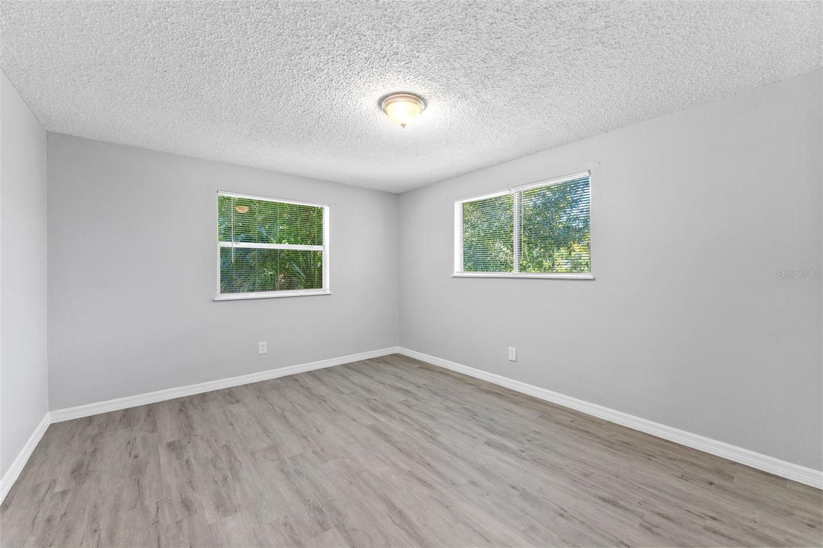 Listing photo id 6 for 809 17th Avenue S