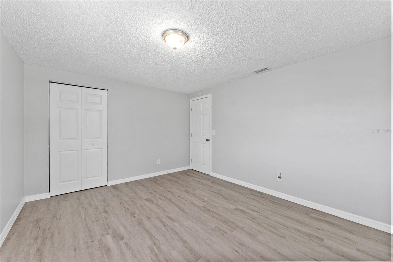 Listing photo id 7 for 809 17th Avenue S