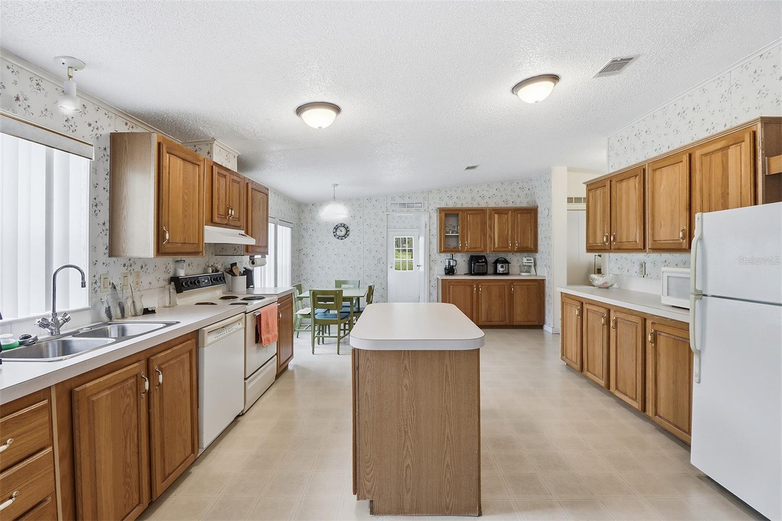 Listing photo id 12 for 16656 175th Terrace Road