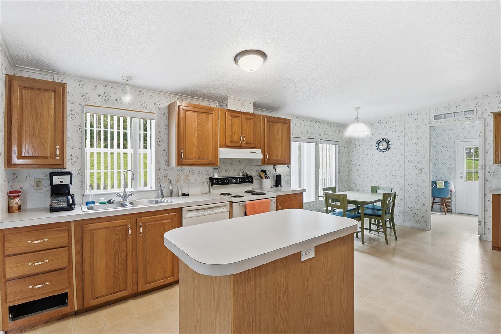 Listing photo id 14 for 16656 175th Terrace Road