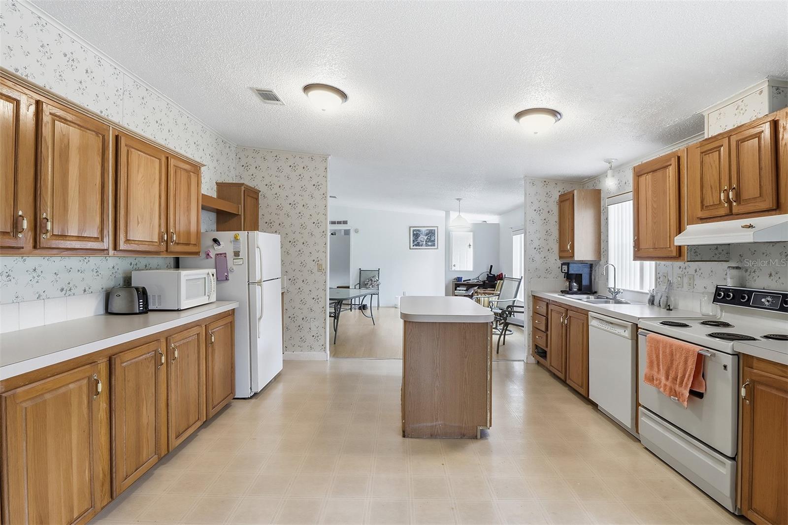 Listing photo id 16 for 16656 175th Terrace Road