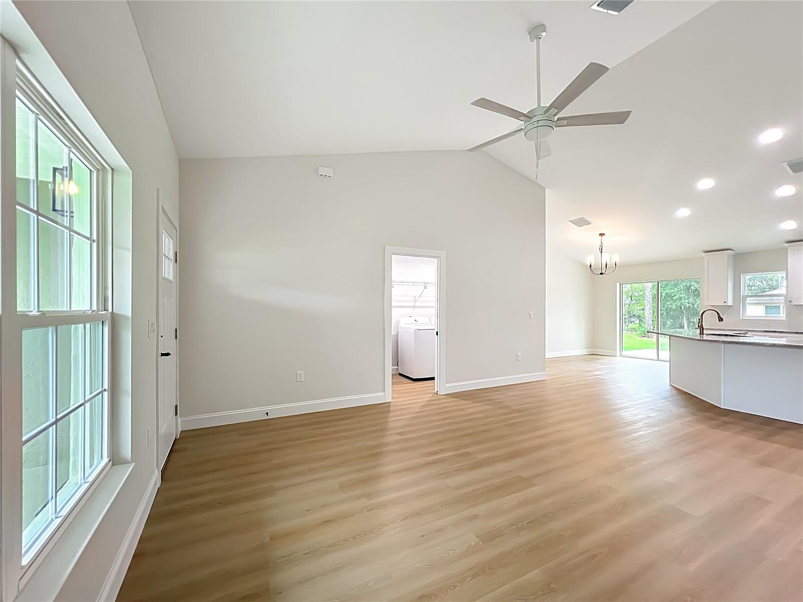 Listing photo id 13 for 6526 Earlshire Terrace