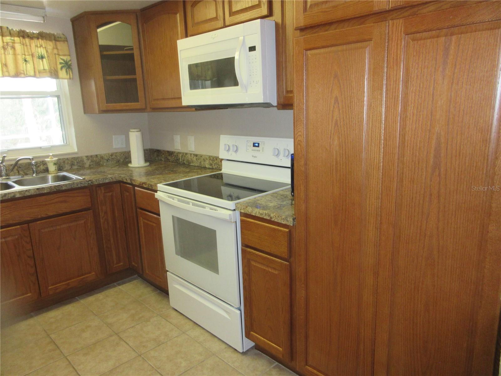 Listing photo id 3 for 4108 Casa Terrace