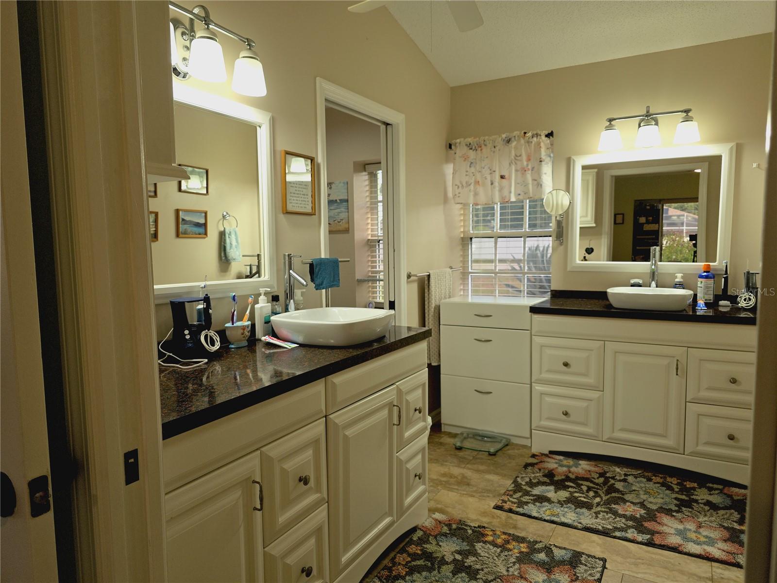 Listing photo id 10 for 10085 Blackburn Street