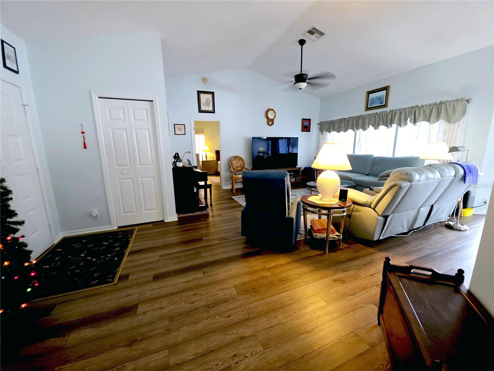 Listing photo id 3 for 10085 Blackburn Street