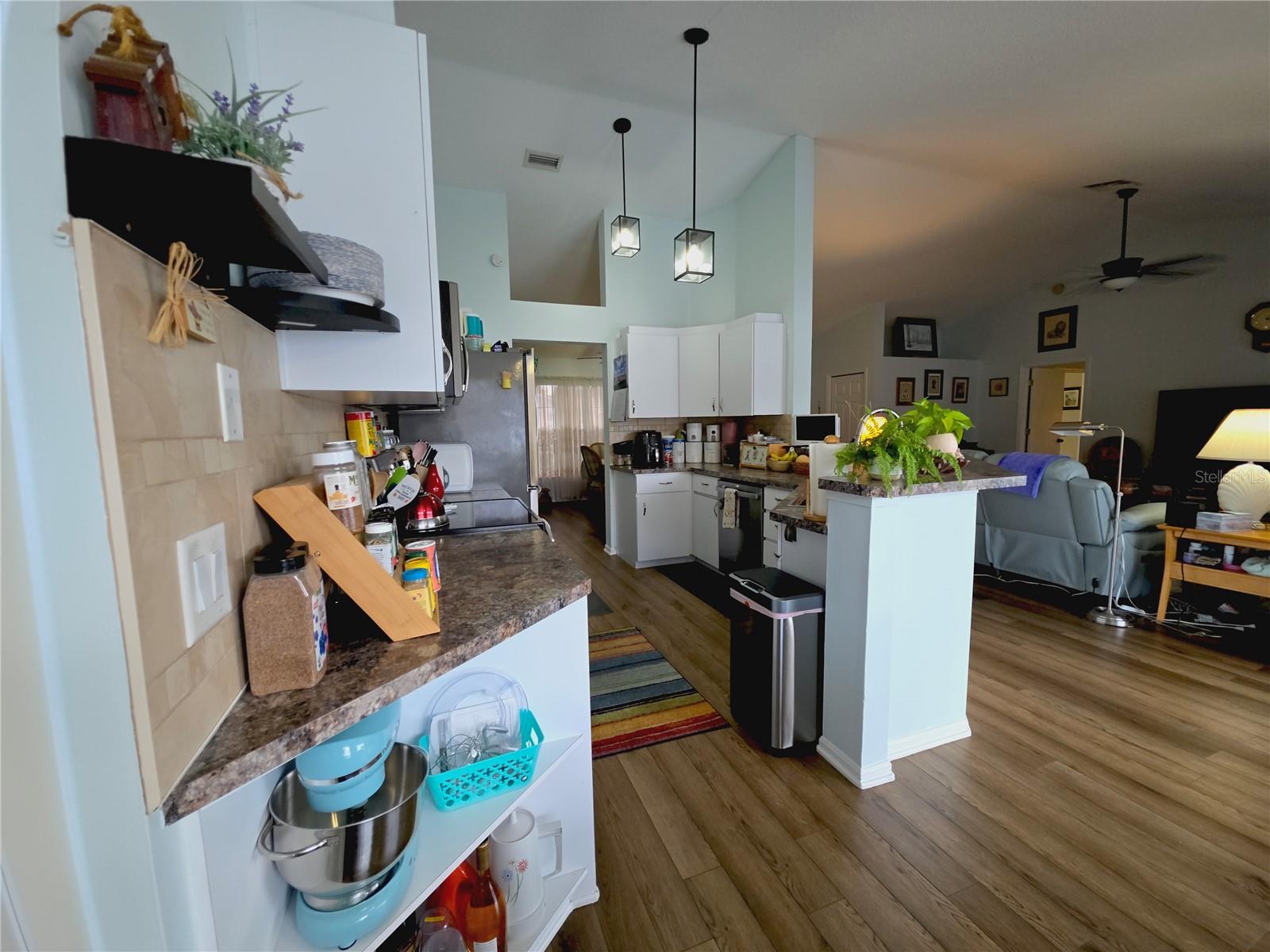 Listing photo id 5 for 10085 Blackburn Street