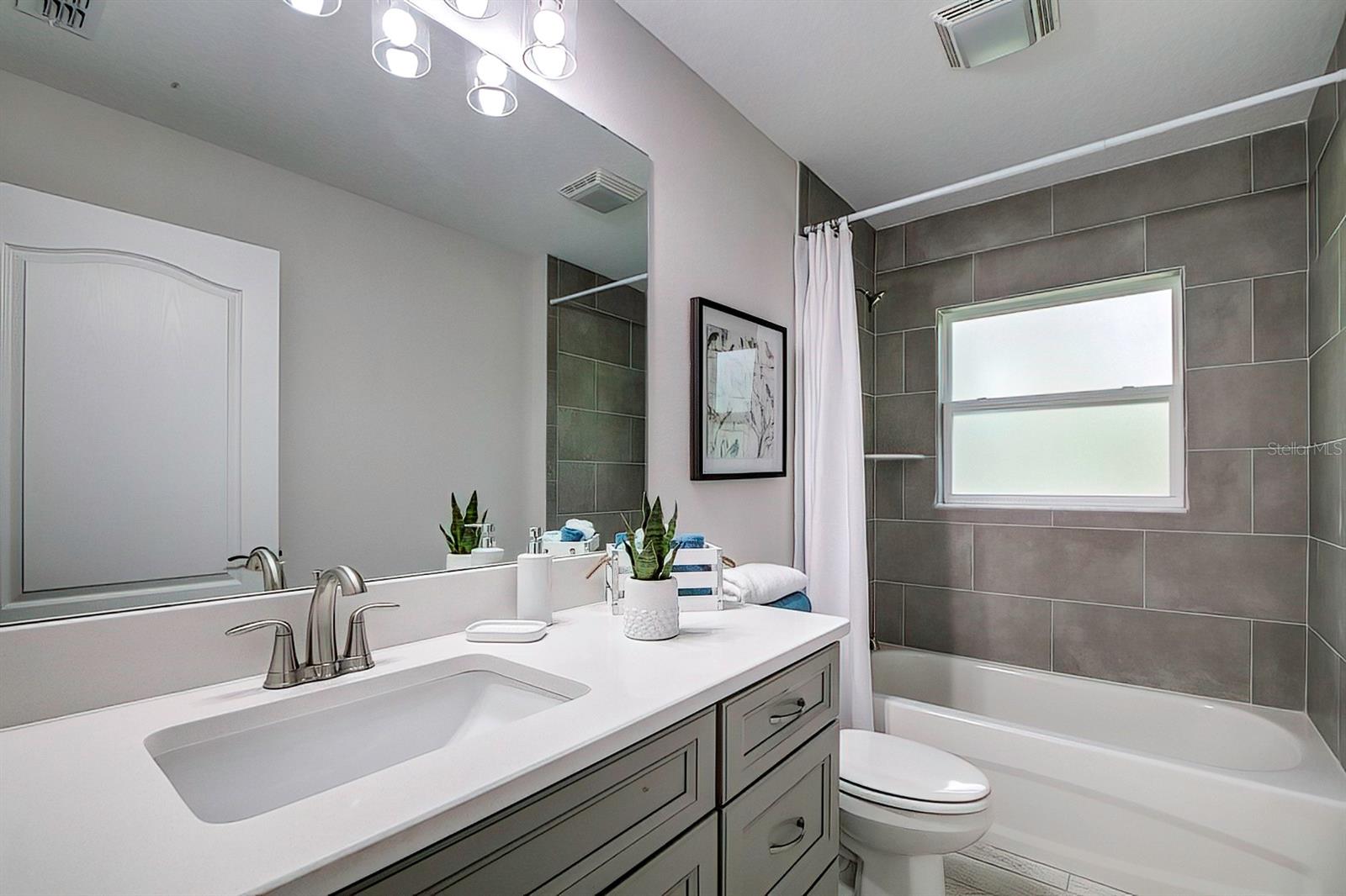 Listing photo id 12 for 2143 Hampshire Boulevard