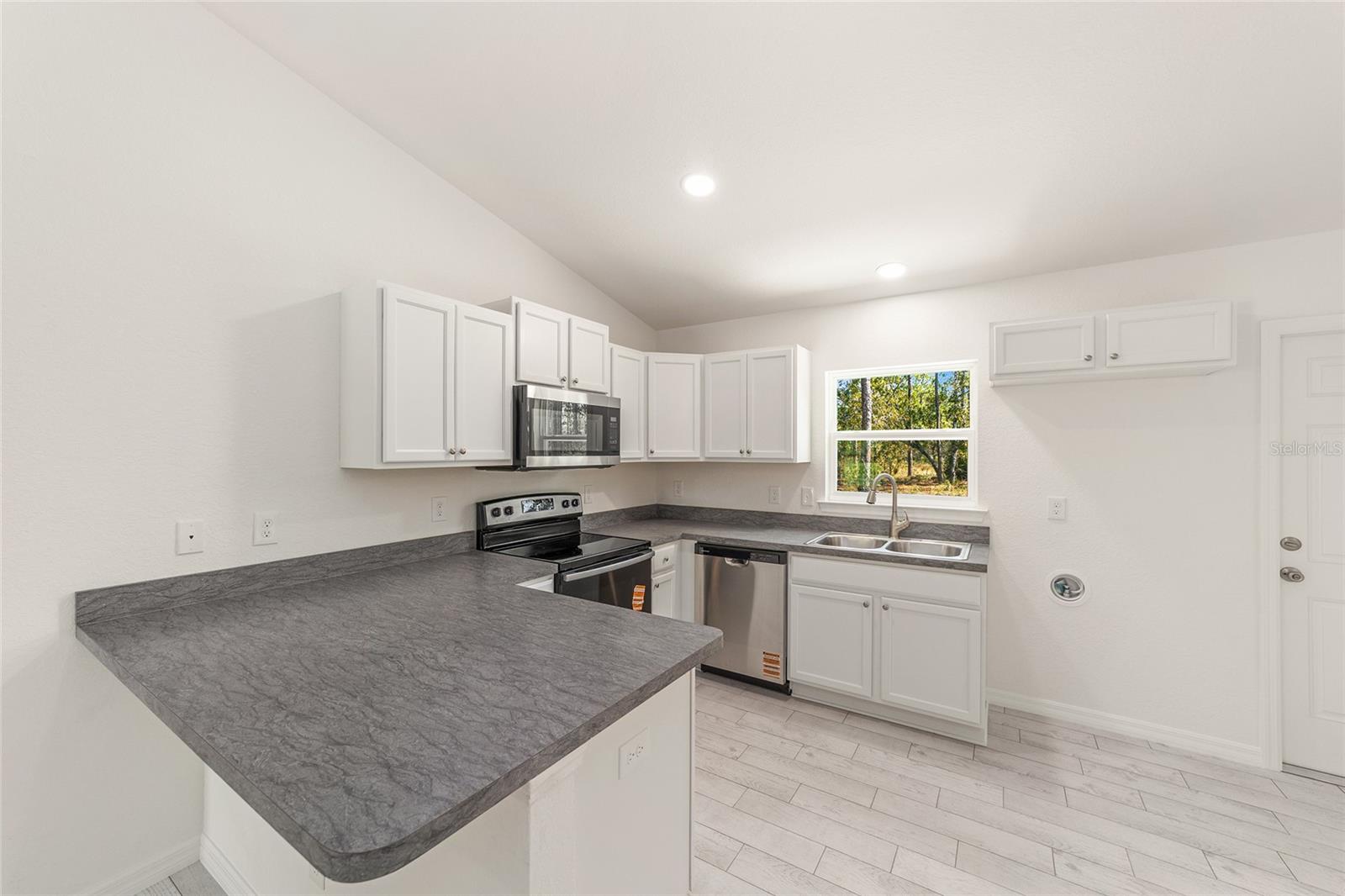 Image 18 of 48 For 284 Commodore Road