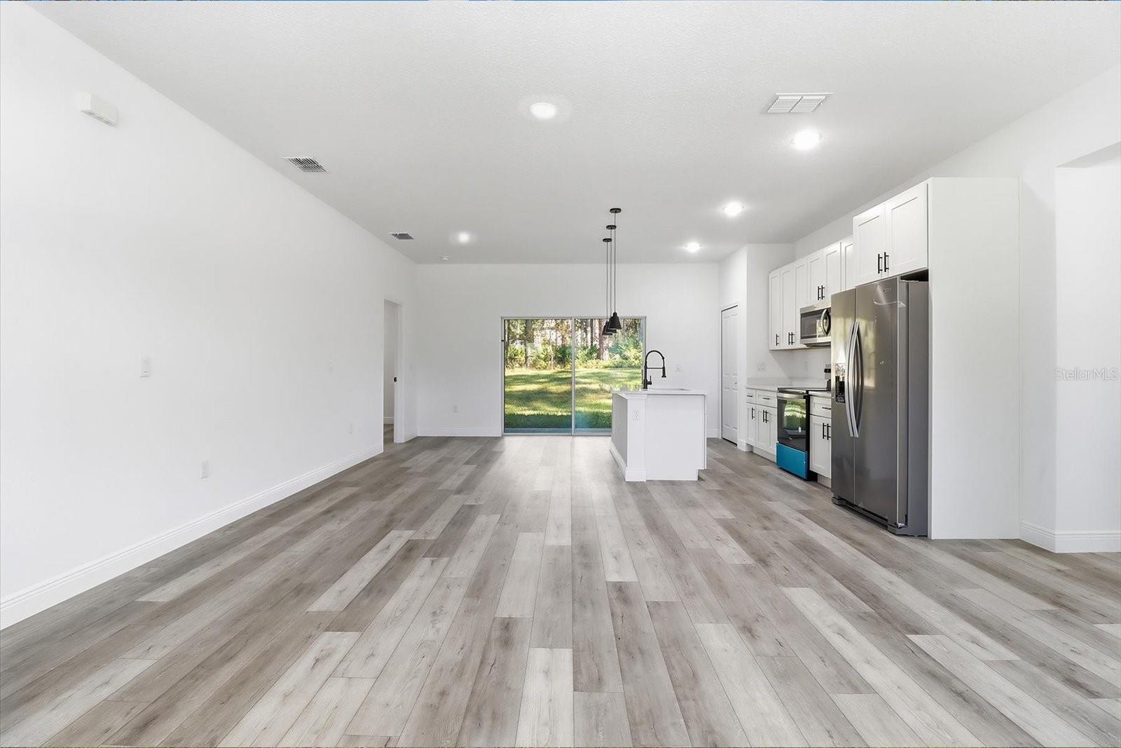 Listing photo id 5 for 7549 Santos Drive