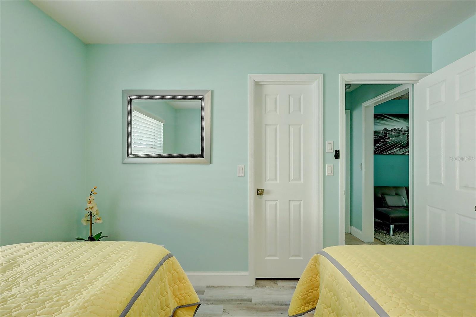 Image 31 of 47 For 238 Grove Avenue